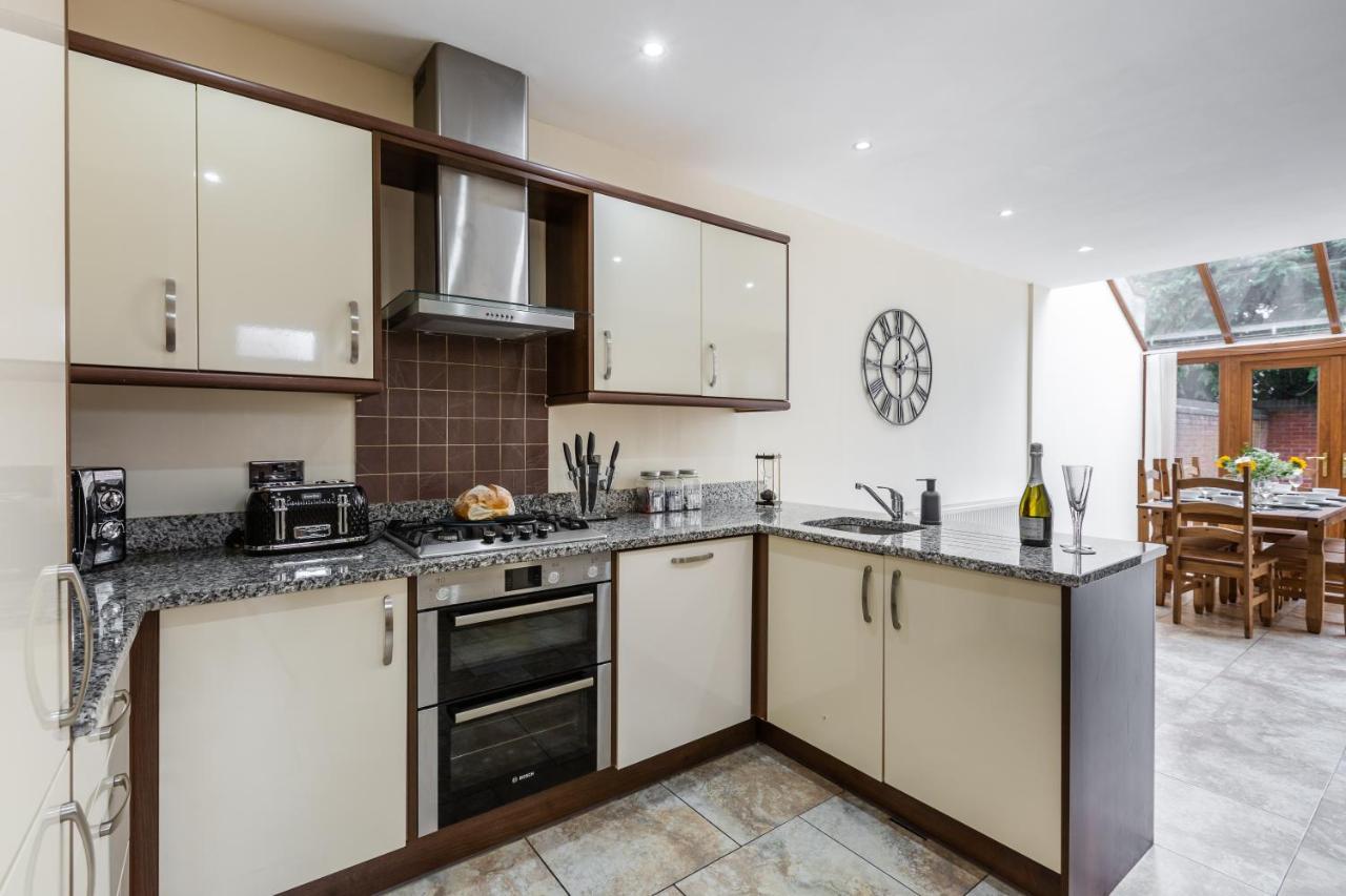 Albert - 5 Bedrooms Sleeps 11 Parking Wi-Fi Contractors Preston  Extérieur photo